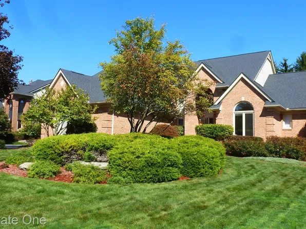 54450 Royal Troon Dr, South Lyon, MI 48178