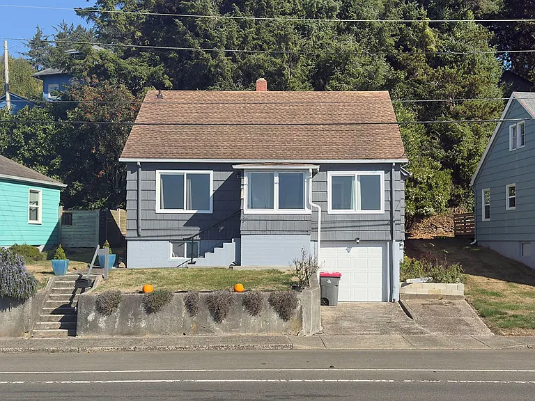 627 W Marine Dr — Photo 2