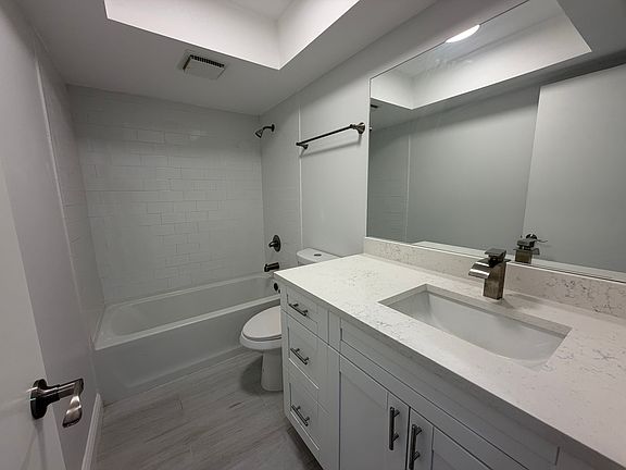 4th image of 906 SE 14th Ter #A-b