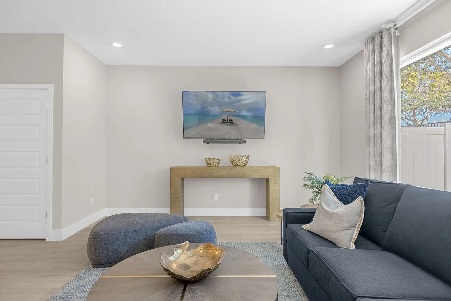 3 bed, 2.0 bath, 1700 sqft, $3,680 — Photo 3