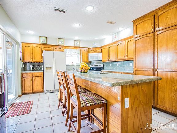 3rd image of 912 Lake View Dr