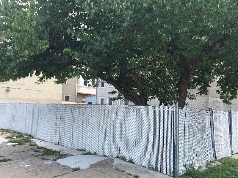 2nd image of 2101 E Huntingdon St