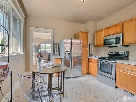 4th image of 916 23rd Avenue S