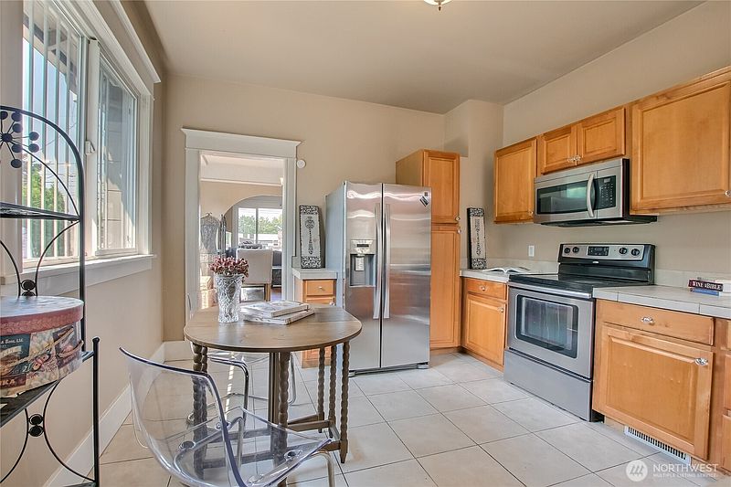 4th image of 916 23rd Avenue S