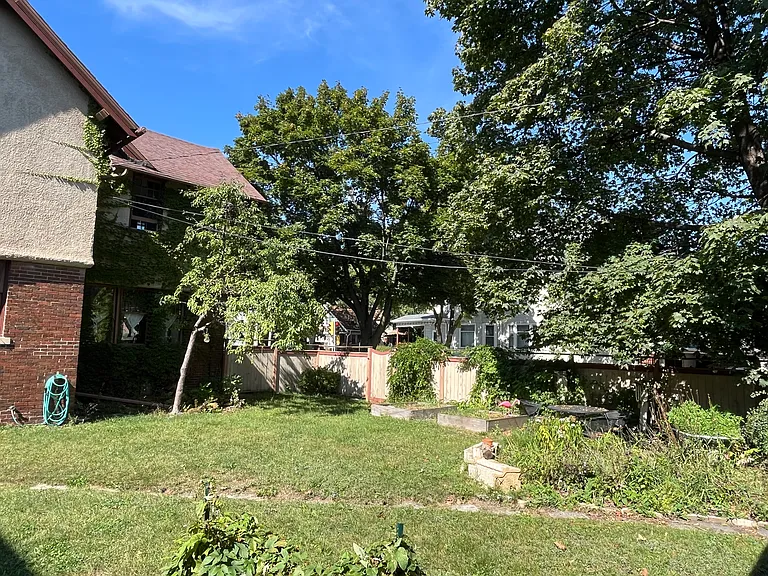 Enjoy the spacious yard!