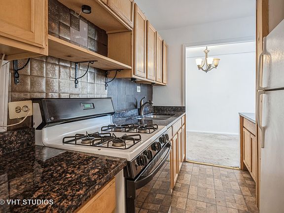 2nd image of 3950 N Lake Shore Dr APT 501