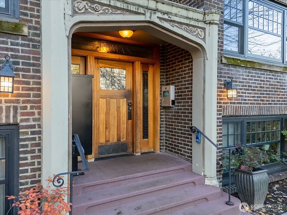 525 16th Avenue E #403 photo 1