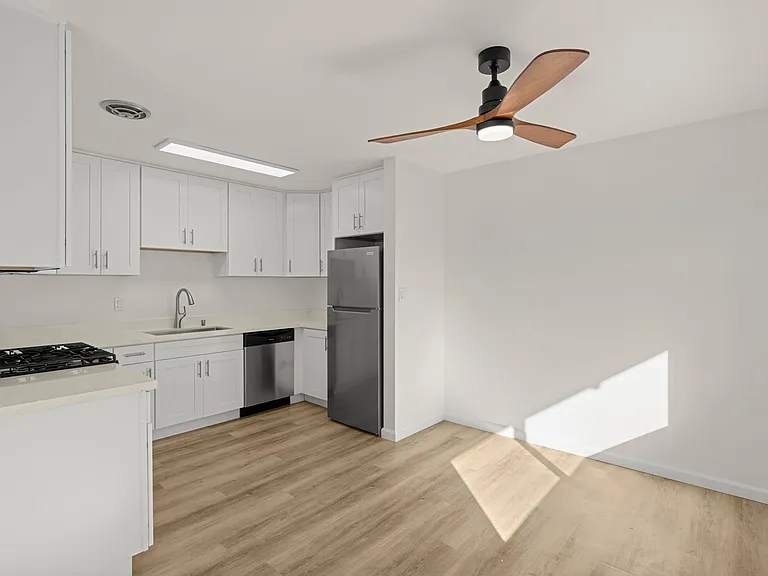 330 W I St — Photo 110