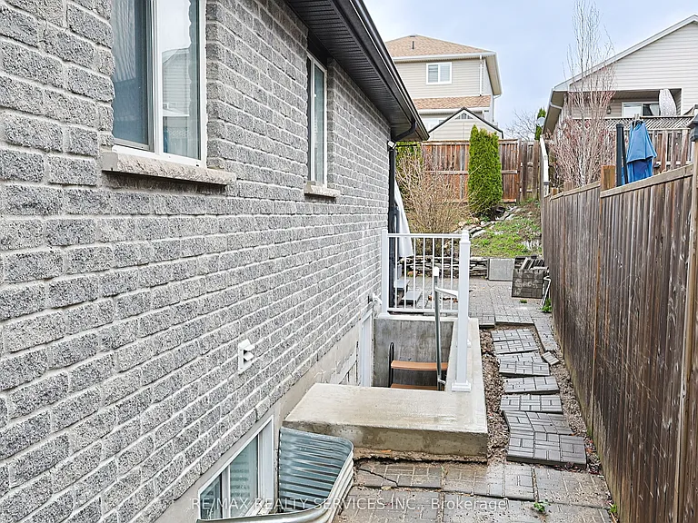 49 Woodhatch Cres #BASEMENT — Photo 18