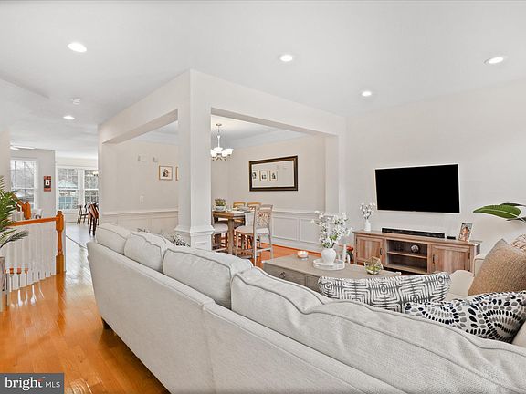 5th image of 8407 Chaucer House Ct