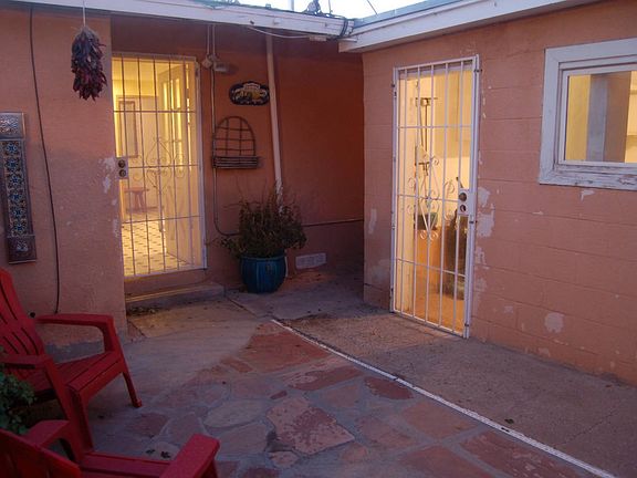 Entry and Laundry room w Storage