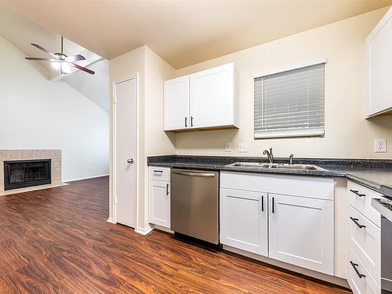 1304 Danbury Sq #A — Photo 16
