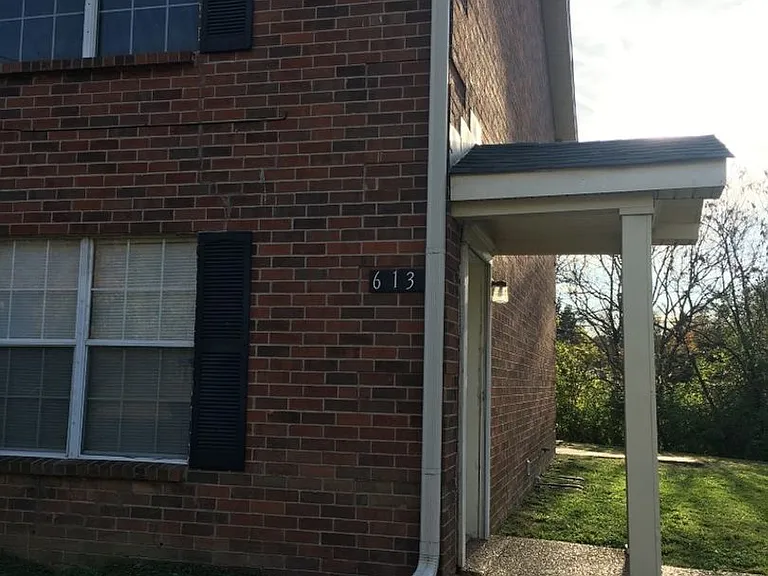 617 Castlegate Dr — Photo 2