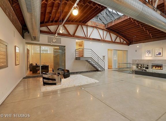 3rd image of 2436 W Bloomingdale Ave
