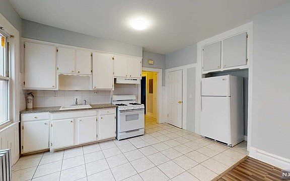2nd image of 416-418 Leslie St #4
