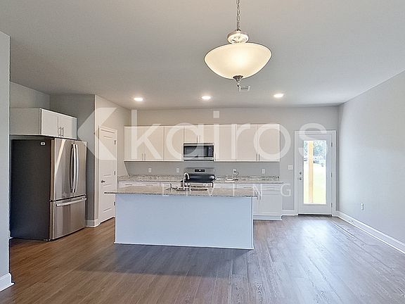 4th image of 22869 Monterey Ave