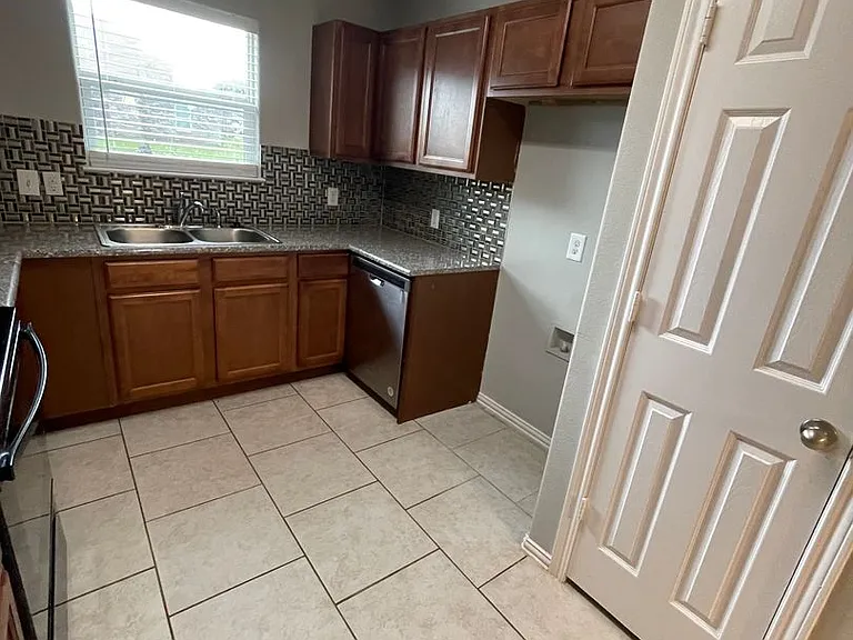 1101 Parkview Dr — Photo 6
