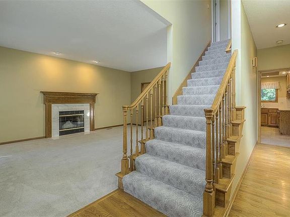 4th image of 1012 Hilltop Dr