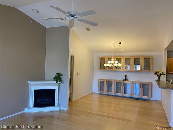 4th image of 46330 Pinehurst Dr