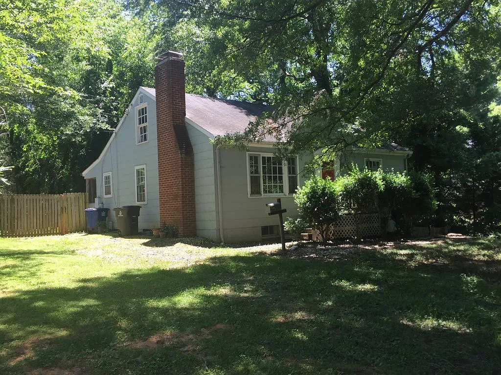 733 Magnolia — Photo 2