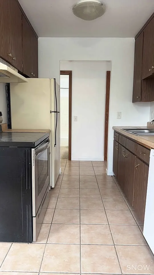 1031 Cromwell Ave — Photo 3