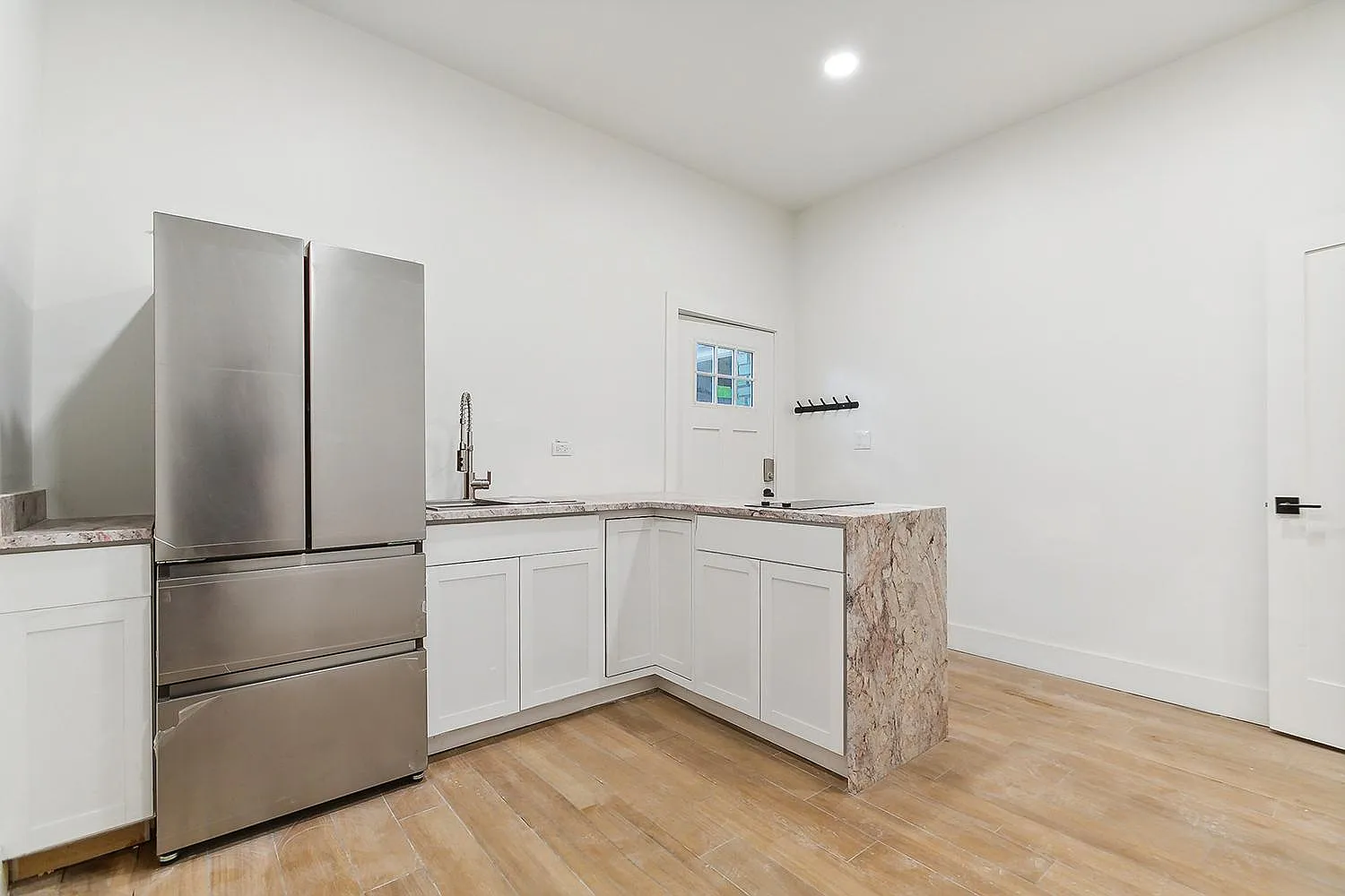 1 bed, 700 sqft, $1,400 — Photo 2