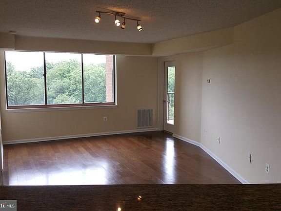 3rd image of 10101 Grosvenor Pl APT 1320