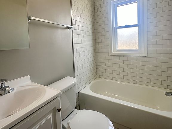 4th image of 3140 Niagara St