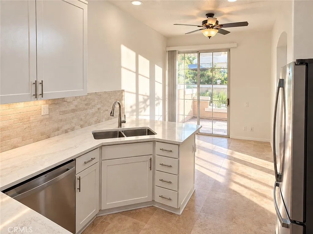2 bed, 2.5 bath, 1327 sqft, $3,800 — Photo 4