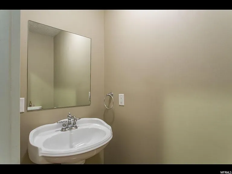 2724 S Richmond St E — Photo 12