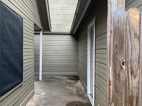 3rd image of 2901 Jadewood Ct APT B