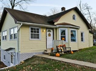 16 Shawnee Rd, Hopatcong, NJ 07843