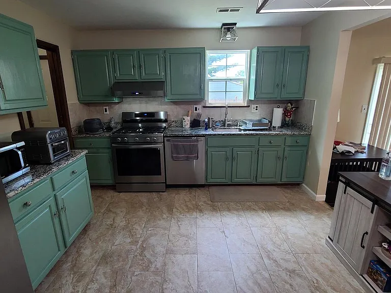 1105 Jonathan Ln — Photo 8