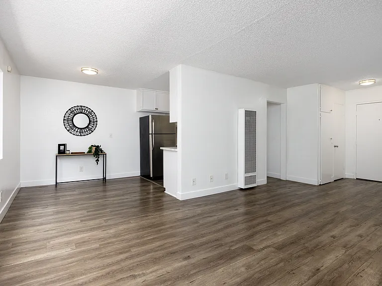 6021 Carlton Way — Photo 29