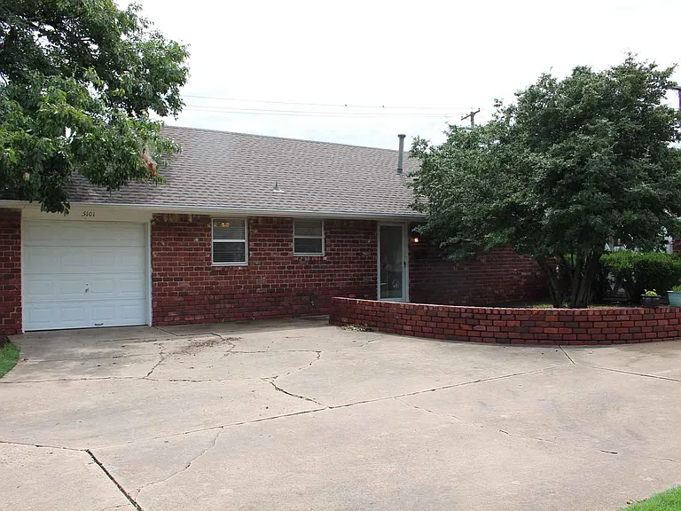 5101 N Hamilton Dr — Photo 1