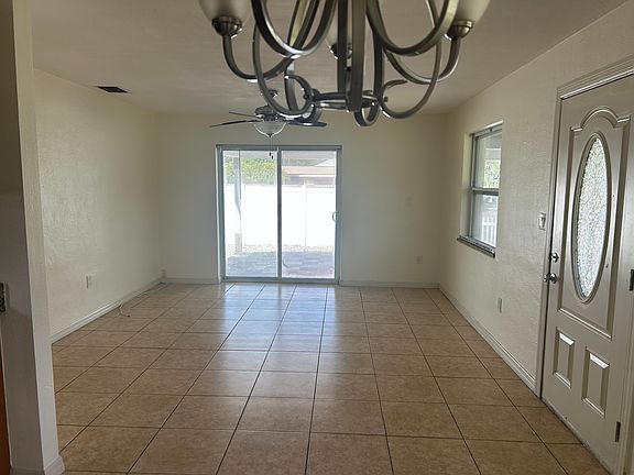 4th image of 2372 Loma Linda St