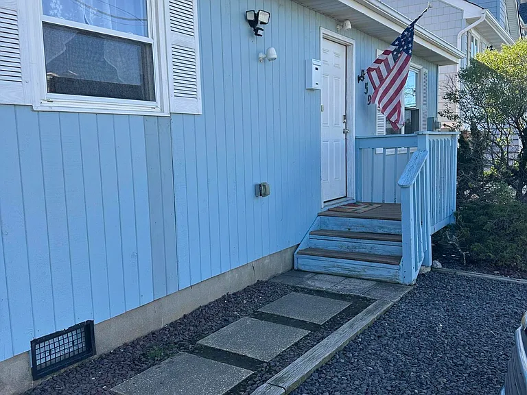 559 Tarpon Ave — Photo 1