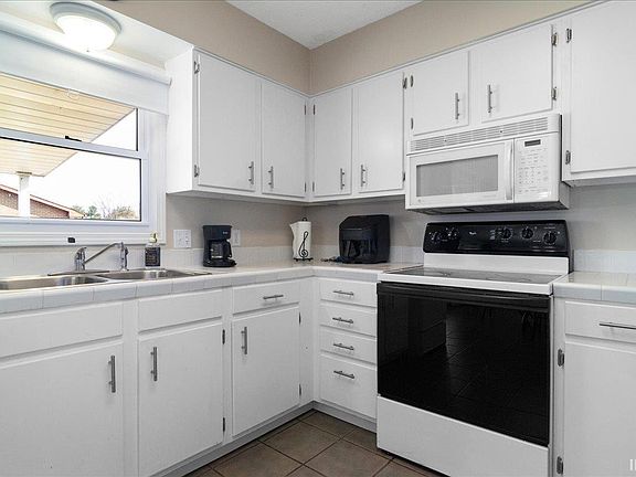 3rd image of 4122 N Meadow Lark Ln