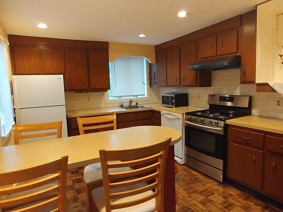 2nd image of 30 Arborfield Rd