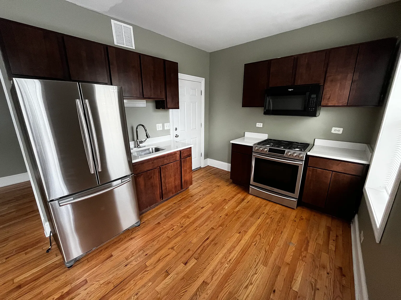 2 bed, 800 sqft, $1,700 — Photo 1