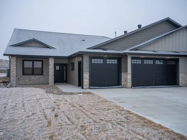 2112 Prairie Hawk Dr, Bismarck, ND 58503