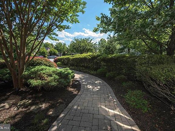 2nd image of 9908 Wentworth Pl