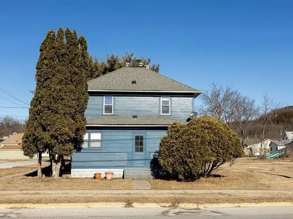 612 Heivly St, Decorah, IA 52101