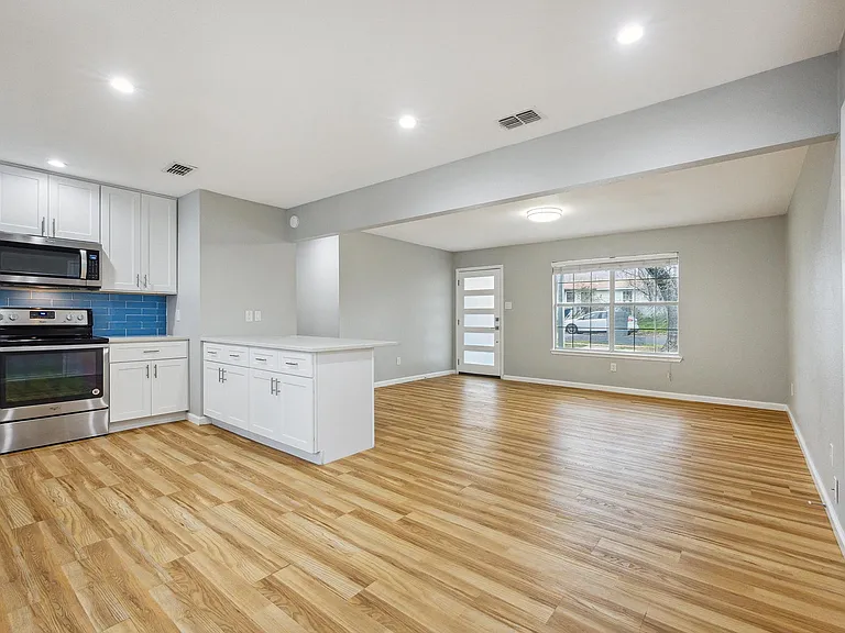 1111 Lawson Ln — Photo 4