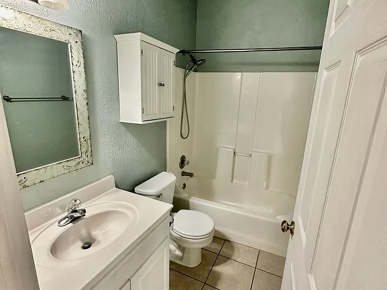 515 N Douglas St W — Photo 24