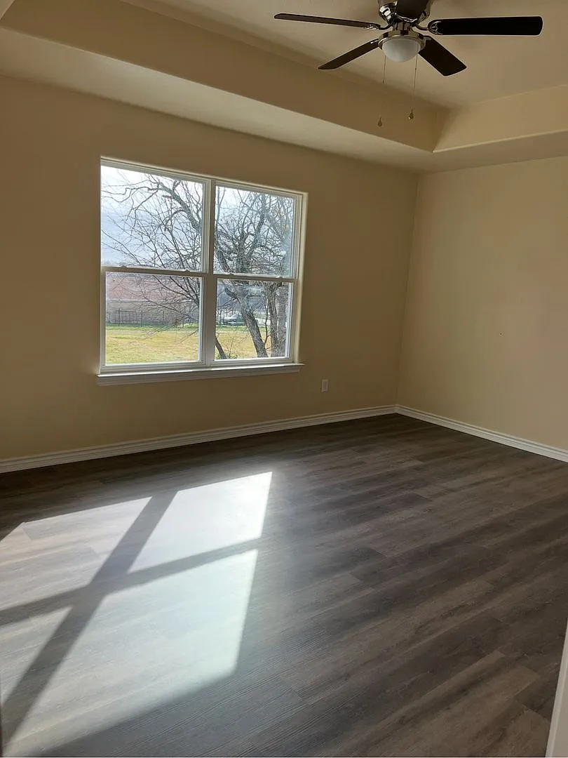 215 W Dunn Ave — Photo 4