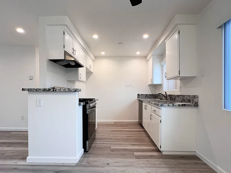 Chez Paree Apartments — Photo 18