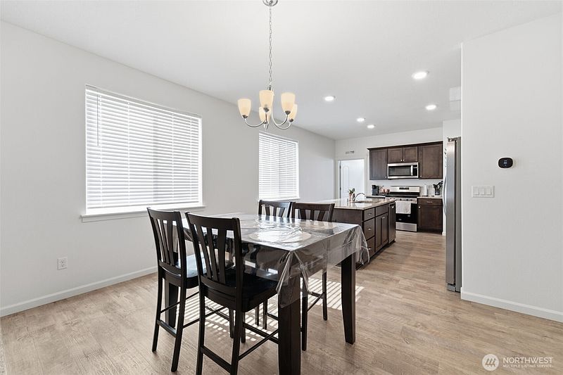 5th image of 403 Emerald Avenue