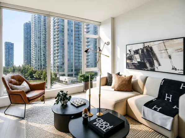 4988 Bennett St #305, Burnaby, BC V5H 2G9