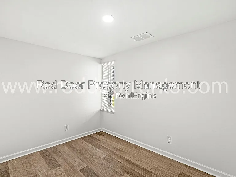 1037 W 30th St — Photo 21